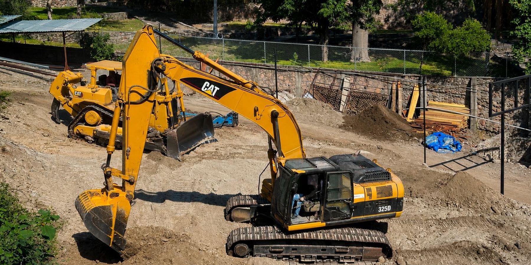 Excavadora CAT 325D en excavación — GRUPO REMAQCUE