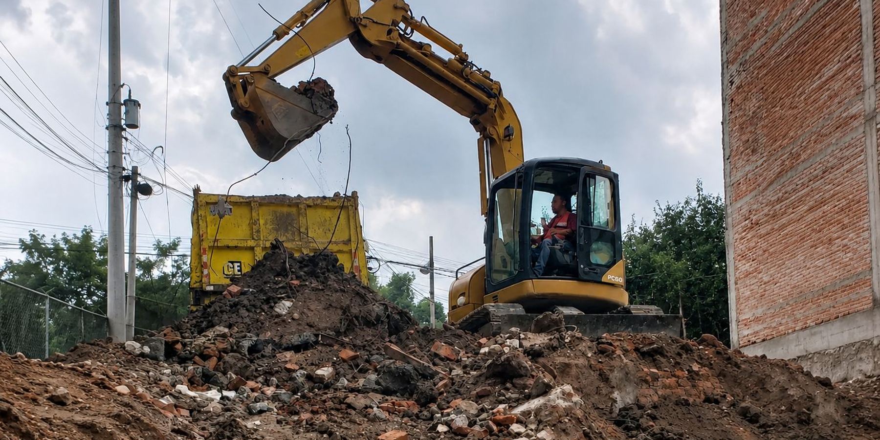 Excavadora retirando escombro — GRUPO REMAQCUE