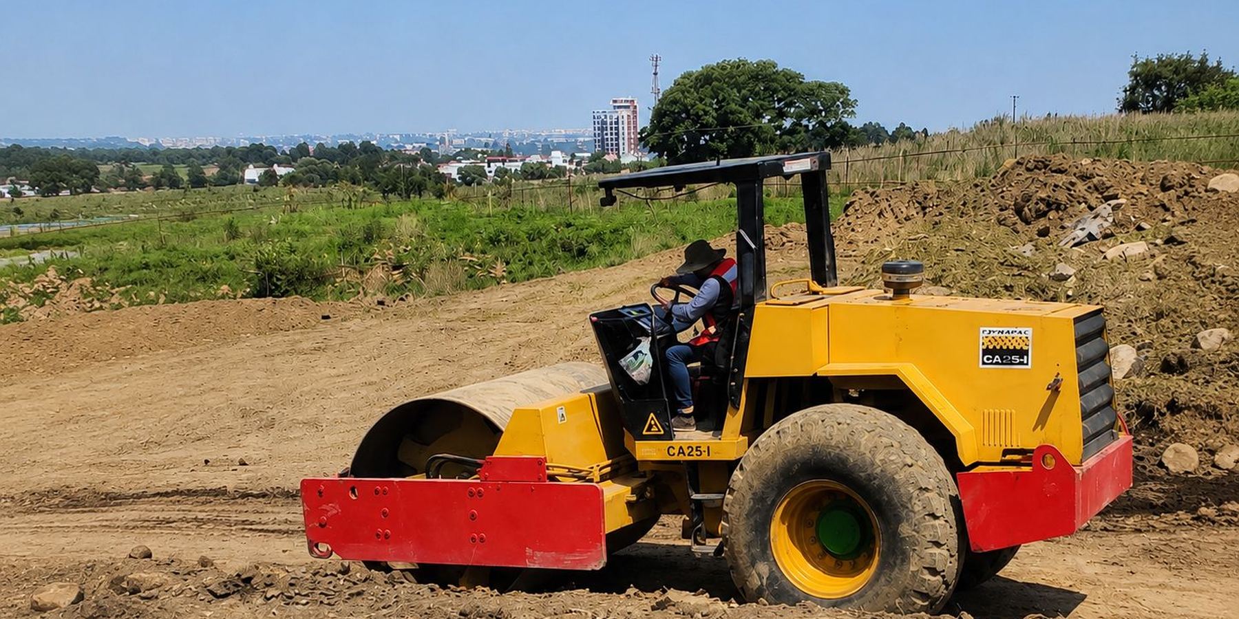 Vibrocompactador en nivelación de terreno — GRUPO REMAQCUE